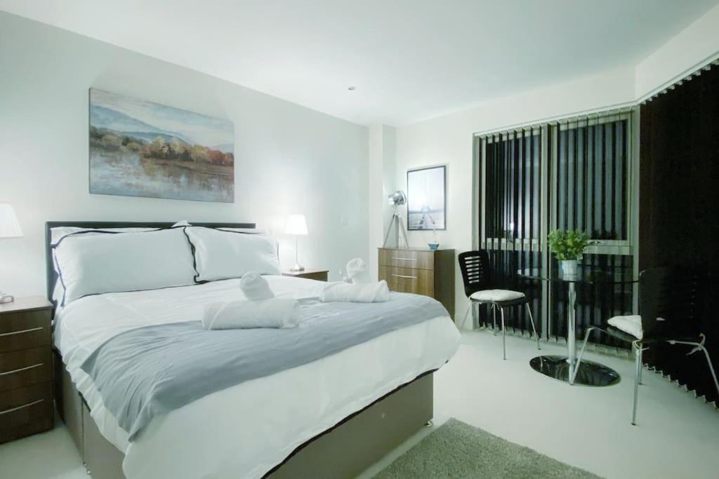 Two Bedroom Luxury Apt With Film Style Swansea Luaran gambar