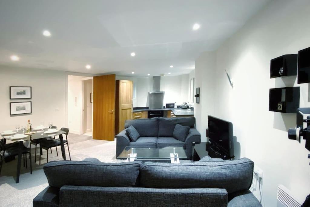 Two Bedroom Luxury Apt With Film Style Swansea Luaran gambar