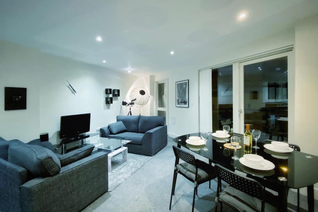 Two Bedroom Luxury Apt With Film Style Swansea Luaran gambar