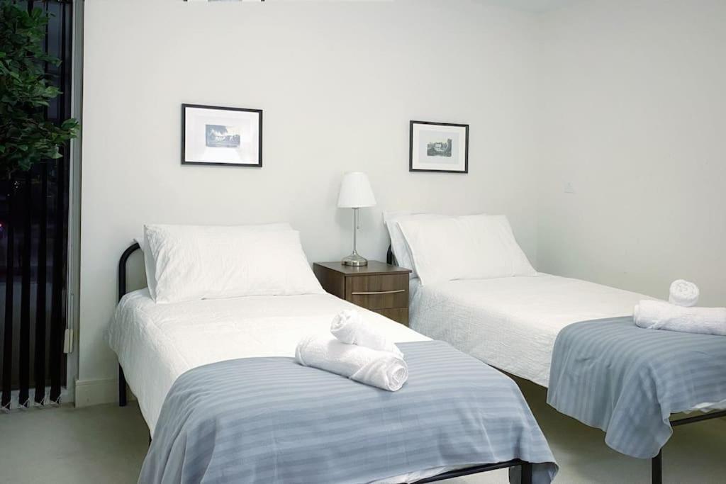 Two Bedroom Luxury Apt With Film Style Swansea Luaran gambar