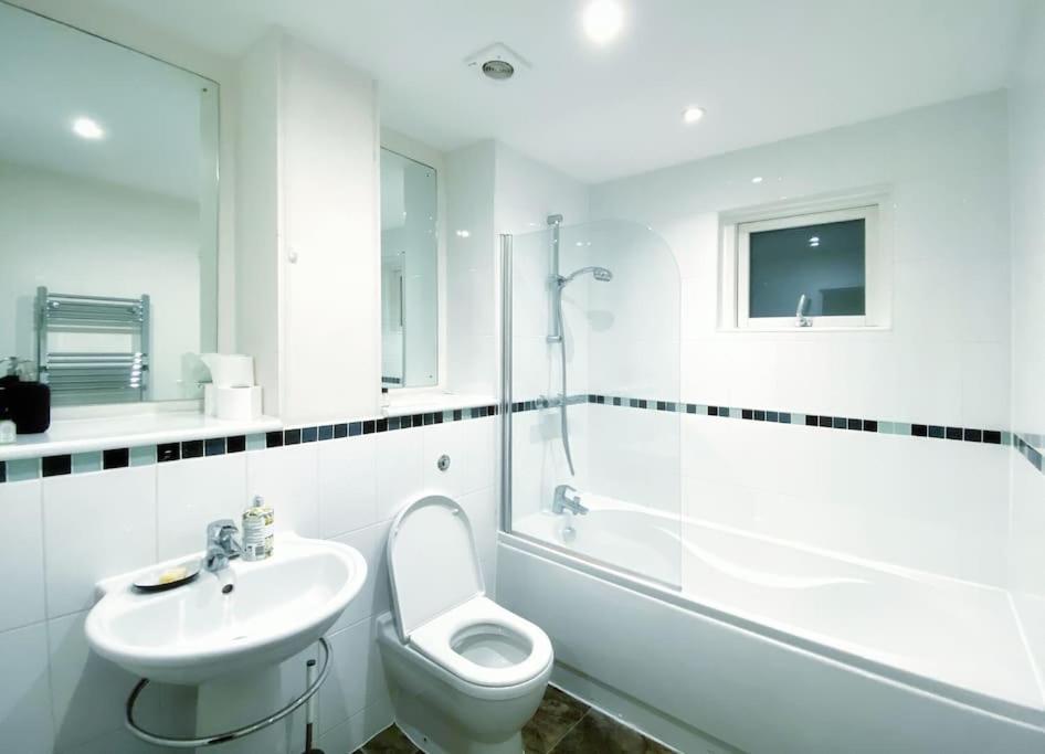 Two Bedroom Luxury Apt With Film Style Swansea Luaran gambar