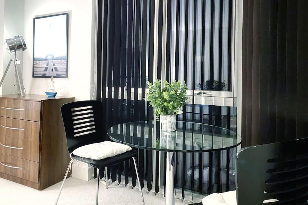 Two Bedroom Luxury Apt With Film Style Swansea Luaran gambar